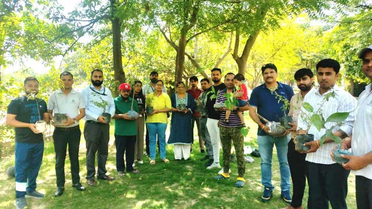 विश्व पृथ्वी दिवस पर हवेलियां वैलेंसिया होम्स सोसाइटी में किया पौधरोपण